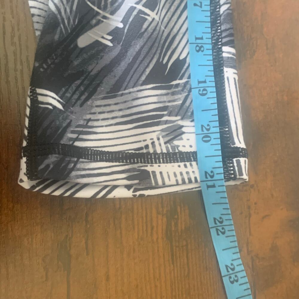Reebok Black and White Print Capri Leggings Size Small - Picture 9 of 11
